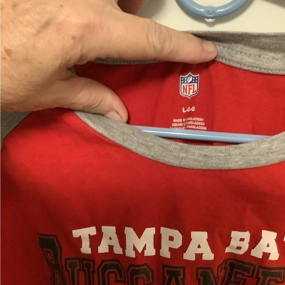 Tampa Bay Buccaneers shirt
Size L
EUC
Arm 17”
Sleeves 25”
Length 22” - Picture 2 of 3